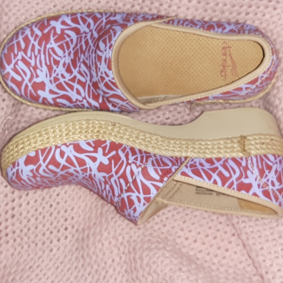 Womens Dansko fabric clogs Size 39 Dark Pink, Blue, and Tan - Picture 1 of 7